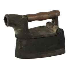 Foto de um(a) Brinquedo de ferro para passar roupas, da categoria de Outros objetos decorativos. Antigo brinquedo de ferro para passar roupa. Feito em ferro com pegador em madeira torneada. Reprodução fiel de um para uso.... Vendido no marketplace Trésors.