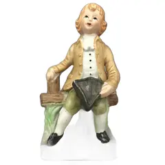 Foto de um(a) Escultura de biscuit - Menino sentado, da categoria de Escultura. DELICADO MENINO EM BISCUIT EM POLICROMIA SENTADO EM UM TROCO DE MADEIRA. EM BOM ESTADO DE CONSERVAÇÃO. Vendido no marketplace Trésors.