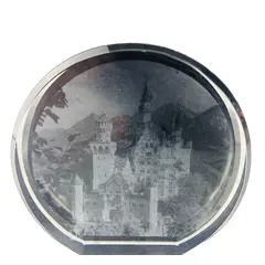 Foto de um(a) Cristal decorativo com efeito 3D - Alemanha, da categoria de Outros objetos decorativos. DELICADO CRISTAL DECORATIVO EM 3D COM IMAGEM DE CASTELO (MADE IN MUNICH GERMANY). MEDE 6,5CM ALTURA X 6,5CM COMPRIMENTO.... Vendido no marketplace Trésors.