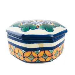 Foto de um(a) Porta jóia em porcelana, da categoria de Porta-Jóias. DELICADO PORTA JÓIA EM PORCELANA BRANCA COM MOTIVOS FLORAIS EM POLICROMIA, MEDE 5CM ALTURA X 9CM DIÂMETRO. EM BOM ESTADO DE... Vendido no marketplace Trésors.