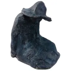 Foto de um(a) Escultura em terracota, da categoria de Escultura. Escultura em terracota representando homem sentado com chapéu. Peça assinada J. TRAN. Mede: 17 x 14,5 x 12 cm de largura.... Vendido no marketplace Trésors.