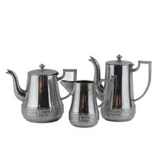 Foto de um(a) Trio remanescentes jogo de chá/café, da categoria de Bules. Trio remanescente de Inox, com trabalho de floral na borda de cada um deles, a pega lateral é trabalhado com guirlandas,... Vendido no marketplace Trésors.
