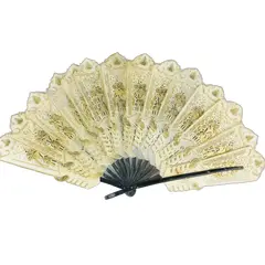 Foto de um(a) Leque com decorações em dourado, da categoria de Outros objetos decorativos. Antigo leque com decoração em dourado mede aberto cerca de 40cm de comprimento. Apresenta marcas do tempo. Em bom estado de... Vendido no marketplace Trésors.