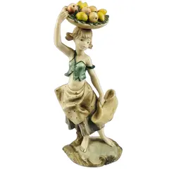 Foto de um(a) Escultura de criança com cesta de frutas, da categoria de Escultura. Escultura de menina segurando uma cesta de frutas na cabeça bem detalhada, mede 18cm de altura. Mínimos sinais do tempo. Em... Vendido no marketplace Trésors.