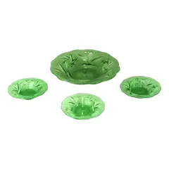 Foto de um(a) Conjunto com 4 peças de vidrão, da categoria de Jogos de pratos. Antigo conjunto com 4 peças de vidrão antigo na cor verde lapidado. Em bom estado de conservação. Medidas peça maior 4,5A x... Vendido no marketplace Trésors.