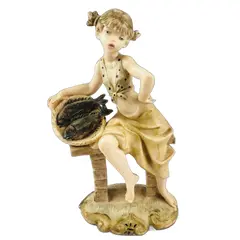 Foto de um(a) Escultura de menina com cesta de peixes, da categoria de Escultura. Escultura de menina com cesta de peixes sentada em um banco, mede 15cm altura. Mínimas marcas de uso. Em bom estado de... Vendido no marketplace Trésors.
