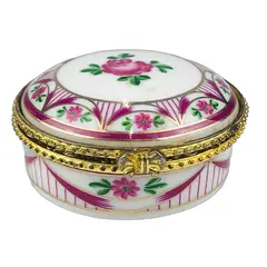 Foto de um(a) Porta-jóia, da categoria de Porta-Jóias. Pequeno porta-jóias em porcelana branca com motivo floral em policromia e metal dourado. Mede 5cm de diâmetro, mínimos... Vendido no marketplace Trésors.