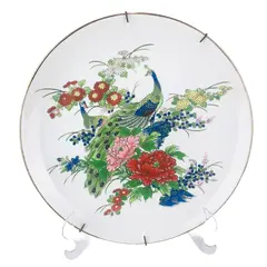 Foto de um(a) Antigo prato decorativo em porcelana chinesa, da categoria de Pratos Decorativos. PRATO DECORATIVO EM PORCELANA BRANCA PARA PAREDE COM FIGURA DE PAVÕES EM POLICROMIA E BORDA COM FILETES DOURADOS. ACOMPANHA... Vendido no marketplace Trésors.