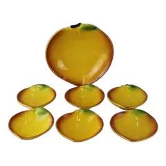 Foto de um(a) Conjunto para sobremesa, da categoria de Pratos. Conjunto de 7 peças em louça para sobremesa no formato de pêssego. Base amarela com borda em degradê quase marrom, pequena... Vendido no marketplace Trésors.