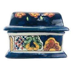 Foto de um(a) Porta - jóias floral, da categoria de Porta-Jóias. PORTA JÓIA EM CERÂMICA COM MOTIVOS FLORAIS, COR PREDOMINANTE AZUL. MEDE 9CM ALTURA X 12,5CM COMPRIMENTO X 7CM LARGURA.... Vendido no marketplace Trésors.