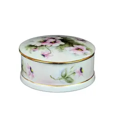 Foto de um(a) Porta joia de porcelana pintada à mão com flores, da categoria de Porta-Jóias. Porta joia em porcelana branca pintada a mão com flores em policromia e filete dourado, possui manufatura inelegível (Dentro... Vendido no marketplace Trésors.