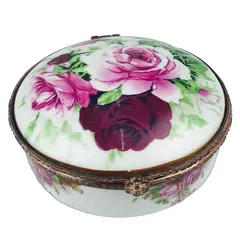 Foto de um(a) Porta-jóias floral, da categoria de Porta-Jóias. Delicado porta-jóia em porcelana branca (manufatura não identificada) com motivo floral em policromia e bordas na cor... Vendido no marketplace Trésors.