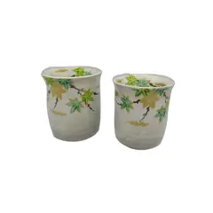 Foto de um(a) Par de copos em cerâmica japonesa, da categoria de Copos. Par de copos em cerâmica japonesa, pintados à mão, com motivos de folhas e detalhes dourados. Fundo off white, quase... Vendido no marketplace Trésors.