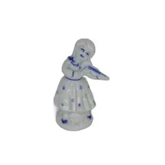 Foto de um(a) Menina violistana - pequena escultura em porcelana azul e branca, da categoria de Escultura. Pequena escultura em porcelana azul e branca, retratando menina violinista de vestido. Mede C: 6cm L: 6cm A: 10cm. Vendido no marketplace Trésors.
