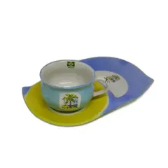 Foto de um(a) Conjunto com caneca e prato acoplado em porcelana pintada, da categoria de Xícaras. Conjunto de porcelana com caneca e prato acoplado. O prato comporta a caneca e um espaço para torradas/aperitivos, além do... Vendido no marketplace Trésors.