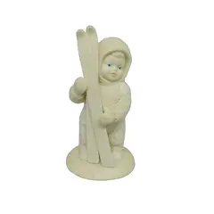 Foto de um(a) Boneco esquiador coleção Snowbabies, da categoria de Decoração. BONECO ESQUIADOR COM ROUPA PELUCIADA, COLEÇÃO SNOWBABIES DA MANUFATURA DEPARTMENT 56 EM MINESSOTA/EUA. ACOMPANHA CAIXA... Vendido no marketplace Trésors.