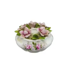 Foto de um(a) Pequeno castiçal porcelana inglesa Royal Albert, da categoria de Castiçais. Pequeno castiçal para uma vela, em delicada porcelana inglesa Royal Albert. Possui flores esculpidas na porcelana e... Vendido no marketplace Trésors.