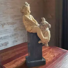 Foto de um(a) Escultura Italiana em terracota menina com cachorro, da categoria de Escultura. Rara e lúdica escultura em terracota ´´ Menino com cachorro`` em coluna de madeira ebonizada.Manufatura Milan... Vendido no marketplace Trésors.