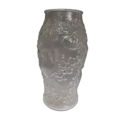 Foto de um(a) Antigo vaso Art Nouveau em vidro com tema de pássaros e flores, da categoria de Vasos. Vaso Art-Noveau , em vidro ,decorado com pássaros e flores em alto relevo medindo 26 cm. Vendido no marketplace Trésors.
