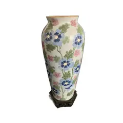 Foto de um(a) Vaso centenário florido pintado a mão em porcelana francesa Limoges, da categoria de Vasos. RARO VASO CENTENÁRIO - JPT LIMOGES FRANCE - VASO DE PORCELANA FRANCESA DE SÉVRES, ALONGADO E PINTADO À MÃO, COM FUNDO BRANCO... Vendido no marketplace Trésors.