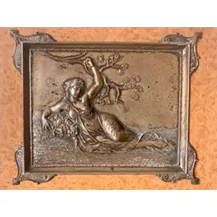 Foto de um(a) belíssima salva em metal em estilo e época Art Nouveau emoldurada em rádica com 33 x 27., da categoria de Outros objetos decorativos. belíssima salva em metal em estilo e época Art Nouveau emoldurada em rádica com 33 x 27. Vendido no marketplace Trésors.