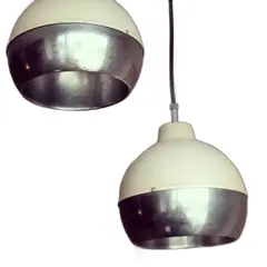 Foto de um(a) Lustre Dominici - Déc. 60, da categoria de Lustres. Adorne seu espaço com o charme dos anos 60! Este lindo lustre Dominici é um exemplo perfeito de design clássico e qualidade... Vendido no marketplace Trésors.