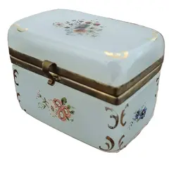 Foto de um(a) Caixa em opalina branca esmaltada pintada a mão., da categoria de Cestos e Caixas. Caixa em opalina branca translúcida esmaltada com flores pintada a mão.10 cm de largura x 6.5 cm de profundidade x 8 cm de... Vendido no marketplace Trésors.