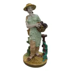 Foto de um(a) Escultura Espanhola De Jovem Camponesa, da categoria de Escultura. Escultura de jovem camponesa segurando cesto de flores. Peça em porcelana pintada à mão em policromia. No verso SUREDA /... Vendido no marketplace Trésors.