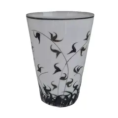 Foto de um(a) Vaso em vidro opalinado branco com pintura de folhagem, da categoria de Vasos. Vaso da década de 50 em vidro opalinado na cor branca decorado com folhagens policromadas nas cores preto e cinza dégradé.... Vendido no marketplace Trésors.