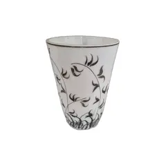 Foto de um(a) Vaso em vidro opalinado branco com pintura vegetal, da categoria de Vasos. Vaso da década de 50 em vidro opalinado na cor branca decorado com folhagens policromadas nas cores preto e cinza dégradé.... Vendido no marketplace Trésors.