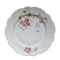 Foto de um(a) Antiguidade prato raso em porcelana Limoges, da categoria de Pratos Decorativos. Prato raso em fina porcelana francesa Limoges com rica decoração floral. França século XIX. 21,5 cm de diâmetro. Vendido no marketplace Trésors.