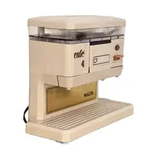 Foto de um(a) Cafeteira Walita da Década de 80, da categoria de Utensílios de café e chá. Encontre o charme da década de 80 com a cafeteira Walita, um produto icônico do design mid-century que funcionou... Vendido no marketplace Trésors.