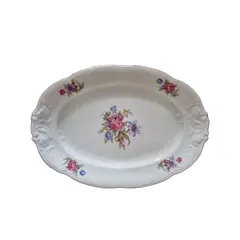 Foto de um(a) Travessa oval em porcelana polonesa Kpm floral., da categoria de Travessas e tigelas. Travessa oval em porcelana polonesa da manufatura KPM. A história da KPM, ou Krister Porzellan-Manufaktur, começa na... Vendido no marketplace Trésors.