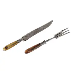 Foto de um(a) Antigo conjunto trinchante composto por garfo e faca, da categoria de Garfos. Lindo e antigo conjunto trinchante composto por 1 garfo e 1 faca com lamina em aço marcado G.F.G garanti. Ambos com cabo de... Vendido no marketplace Trésors.