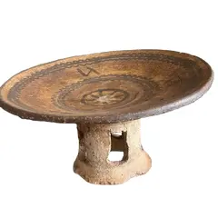 Foto de um(a) Rarissimo Prato Inca - 46 cm de diâmetro, da categoria de Escultura. Rarissimo prato Inca com inscrições.Altura do pé até o prato: 23 Cm Diâmetro do Prato: 46 CmPeça pré Colombiana de... Vendido no marketplace Trésors.