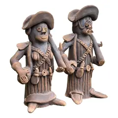 Foto de um(a) Lampião e Maria Bonita - Joel Galdino, da categoria de Escultura. Par de esculturas em barro de Joel Galdino, grande mestre da arte popular brasileira, representando Lampião e Maria Bonita.... Vendido no marketplace Trésors.