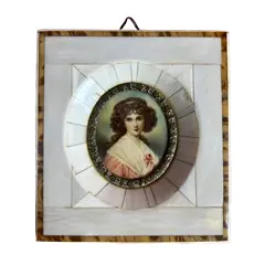 Foto de um(a) Mini retrato - Pintura à mão com moldura marfim, da categoria de Molduras para quadros. Mini retrato pintura à mão, moldura em marfim confeccionado com antigas teclas de piano, detalhe mais escuro em tortoise ou... Vendido no marketplace Trésors.