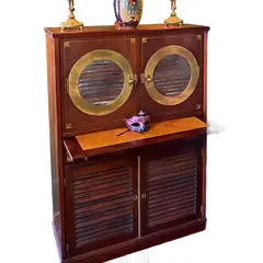 Foto de um(a) Móvel de Bar Retirado de um navio italiano, da categoria de Bares. Lindíssimo e antigo Móvel de bar peça rara com riqueza nos detalhes e historias. Todo feito em jacarandá com finíssimos... Vendido no marketplace Trésors.