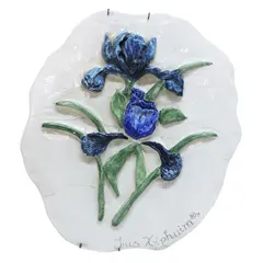 Foto de um(a) IRIS XIPHUIM - Placa decorativa em cerâmica branca com motivo floral, da categoria de Placas. PORCELANAS / CERÂMICAS- Placa decorativa em cerâmica branca com motivo floral em azul e verde, assinada IRIS XIPHUIM.... Vendido no marketplace Trésors.