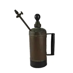 Foto de um(a) Antigo pulverizador de cobre com base em ferro e cabos em madeira, da categoria de Outros objetos decorativos. Antigo pulverizador de cobre com base em ferro e cabos em madeira. Mede: 36 A x 13 cm de diâmetro. Peça com algumas mossas,... Vendido no marketplace Trésors.