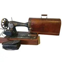 Foto de um(a) Antiga máquina Singer c/ caixa de madeira original e funcionando - Sec. XIX, da categoria de Maquinas de Costura. RARIDADE!!!! Linda Máquina antiga de costura Singer acompanhada de caixa de madeira original! Século XIX. Máquina em metal... Vendido no marketplace Trésors.