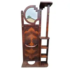 Foto de um(a) Chapeleira Art Deco - anos 40, da categoria de Estantes e Racks. Chapeleira Art Deco anos 40 Vintage ,em madeira imbuia. Estado original de conservação.Medidas: 80cmLx172cmAx22cm. Vendido no marketplace Trésors.