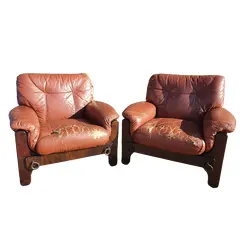 Foto de um(a) Par de poltronas estilo Probel anos 70, da categoria de Poltronas. Estrutura em madeira imbuia maciça, estofado ainda original em couro, com marcas do tempo. Selo do fabricante, totalmente... Vendido no marketplace Trésors.