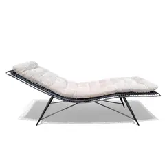 Foto de um(a) Espreguiçadeira com design contemporâneo em ferro e veludo branco, da categoria de Poltronas. Belíssima poltrona espreguiçadeira designer moderno. revestimento em ferro , estofado em veludo branco, estado original de... Vendido no marketplace Trésors.