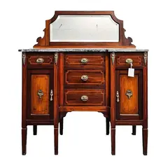 Foto de um(a) Itager/ Buffet Inglês em madeira nobre e mármore, da categoria de Aparadores e Buffet. Belíssimo e conservado buffet em madeira maciça, tampo em mármore importado cinza, ornamentos em bronze e espelho... Vendido no marketplace Trésors.