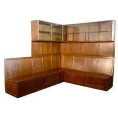 Foto de um(a) Banco alemão com estante em L, da categoria de Cristaleiras. Banco em formato em L, parte superior com cristaleira todo em madeira cabreúva, portas de correr. Restaurado em... Vendido no marketplace Trésors.