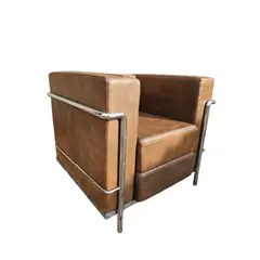 Foto de um(a) Poltrona de design anos 80 - Estilo Le Corbusier, da categoria de Poltronas. Poltrona estilo le corbusier, estofado original bem conservadoMEDIDAS:76cmLx69cmPx67cmA. Vendido no marketplace Trésors.