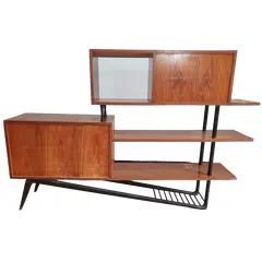 Foto de um(a) Estante Scapinelli - Anos 50, da categoria de Estantes e Racks. Bela estante anos 50 em madeira caviúna e pau marfim, desenho de Giuseppe Scapinelli, detalhes em base ebanizada e porta... Vendido no marketplace Trésors.