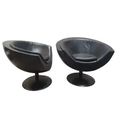 Foto de um(a) Poltronas em fibra, base em aço preto e couro - anos 80, da categoria de Poltronas. Confortável e giratório par de poltronas concha em fibra de vidro, estrutura em base de ferro preto fosco, estofado novo... Vendido no marketplace Trésors.