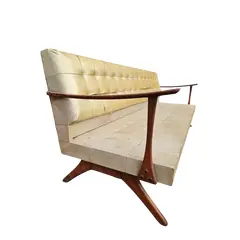 Foto de um(a) Sofá anos Vintage anos 60, da categoria de Sofás. O Sofá Vintage anos 60 é uma peça icônica que traz um toque de elegância e sofisticação a qualquer ambiente. Com um... Vendido no marketplace Trésors.